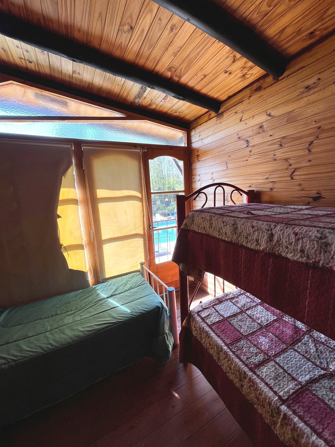 Interior de cabaña en madera