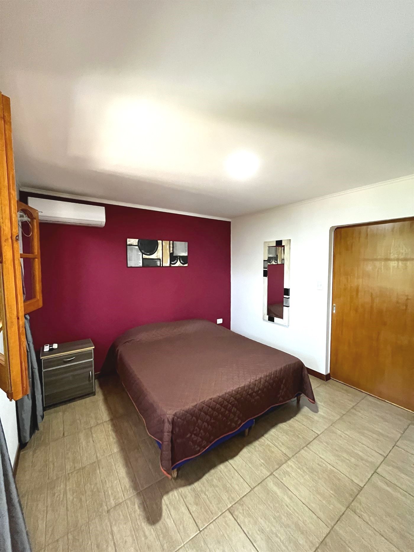 Habitación con pared de color