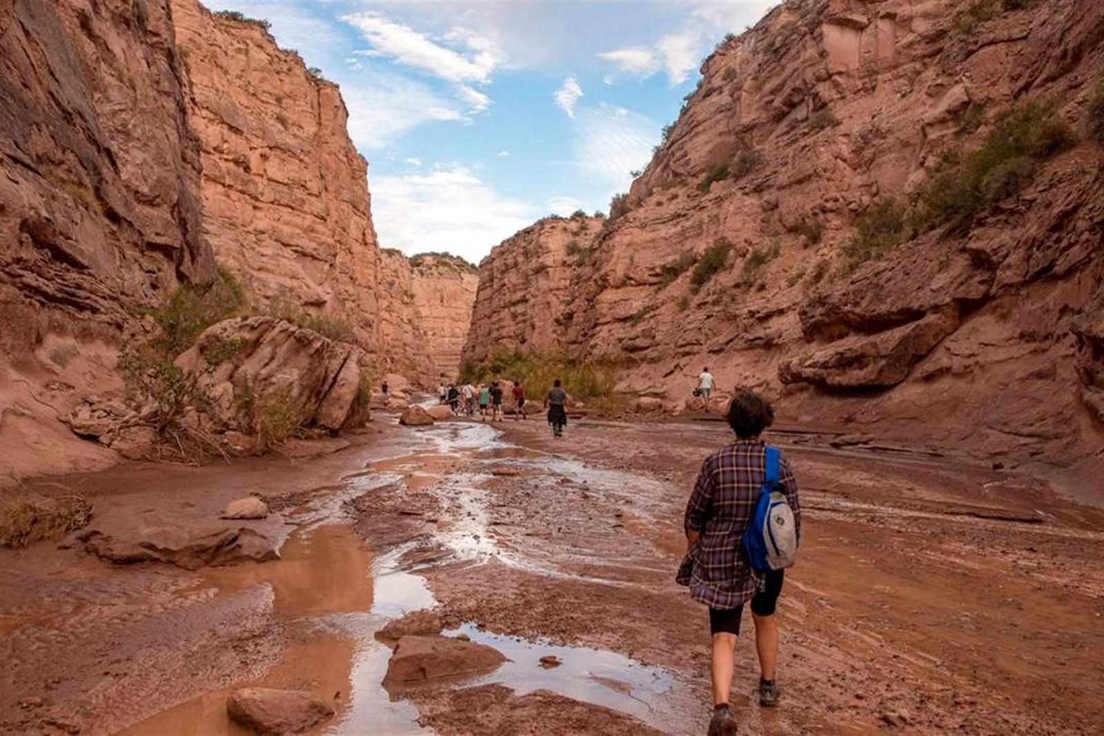 Caminata entre las paredes de arcilla de las Huayquerías
