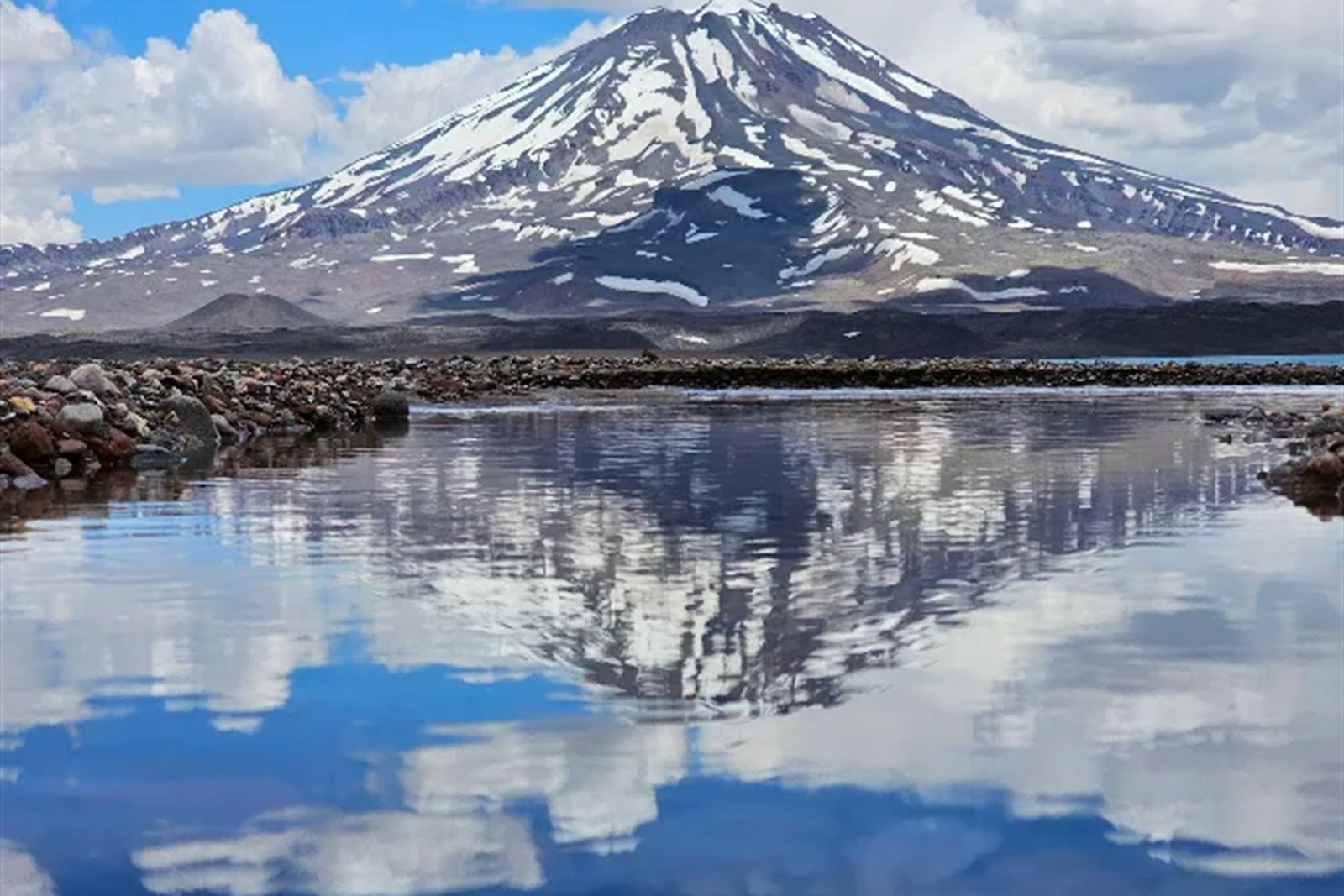 Laguna del Diamante con el volcán Maipo de fondo